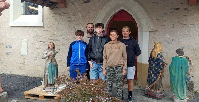 photo  les jeunes, en compagnie de leur directeur rémy houzé (en second plan) devant l’église saint-symphorien.  &copy;  ouest-france 