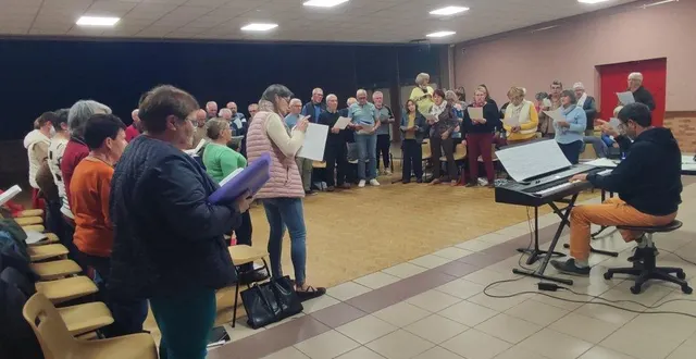 photo  sous la baguette de pascale robert, au piano, la chorale éclats de voix prépare son concert de janvier 2026.  &copy;  ouest-france 