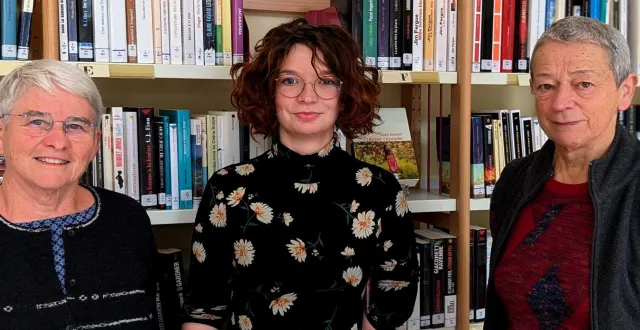 photo  entourée de ses fidèles bénévoles, lucie, la nouvelle bibliothécaire, compte dynamiser l’activité de la bibliothèque municipale.  &copy;  ouest-france 
