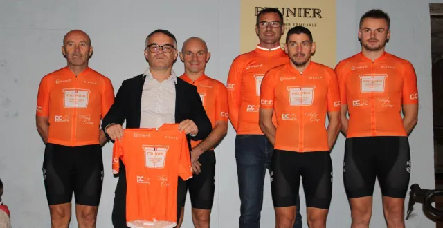 photo  romain guillier présente les nouveaux maillots de l’équipe.  &copy;  ouest-france 