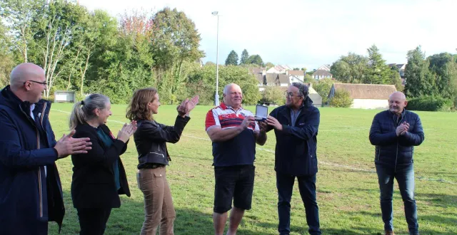 photo  c’est un moment exceptionnel qui s’est déroulé au stade de rugby, à l’issue d’une rencontre entre l’équipe locale et l’olympique mayennais. stéphane moriceau, à la tête du club de rugby de la commune depuis 32 ans, a reçu la médaille de bronze pour le travail accompli au sein de cette équipe.  &copy;  patriote bonnetable rugby 