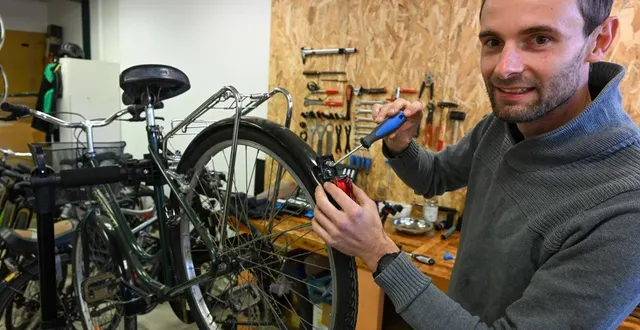 photo  angers, ateliers pépina, le 16 octobre 2025. yohan fiche reconditionne des vélos d’occasion.  &copy;  laurent combet 