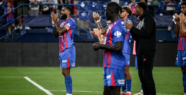 photo  yann m’vila (à gauche) et le sm caen ont chuté à orléans (2-1), vendredi 17 octobre 2025.  &copy;  martin roche / ouest-france 