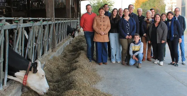 photo  christine et guillaume chaplain ont accueilli lydie bernard (deuxième à gauche) et anne beauchef (deuxième à droite) sur leur exploitation, en présence d’élus et de représentants de la chambre d’agriculture.  &copy;  le maine libre 