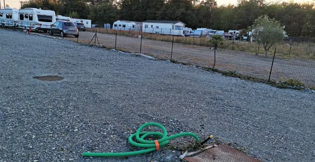 photo  le terrain, qui jouxte celui de l’aca (association cynophile) est d’ores et déjà occupé par les gens du voyage qui ont quitté celui de la route de mulsanne situé en périmètre du pprt près du site butagaz.  &copy;  le maine libre. 