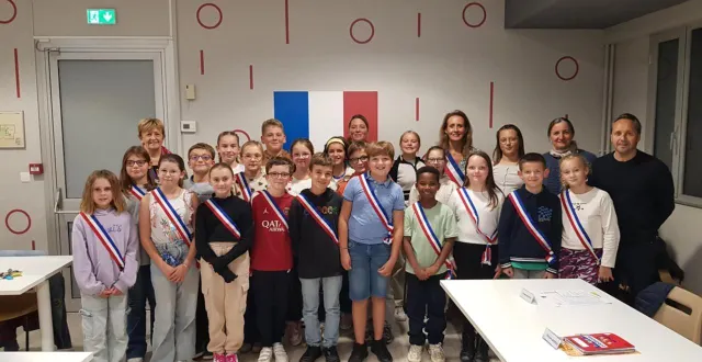 photo  encadrés par marie monceaux, david léguillon et catherine chartrain, soutenus par janique garnier et félicités par le maire marie-laure pléver, les membres du nouveau cmj posent fièrement aux côtés du maire.  &copy;  le maine libre 