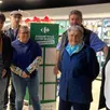 photo de gauche à droite au premier plan : les employés du magasin mickaël fournier, noam ory apprenti, priscilla barré, mme jousse qui avait créé la première épicerie, coralie gautier. à l’arrière-plan gilles menant le chargé de développement économique et nicolas mourier le maire.
