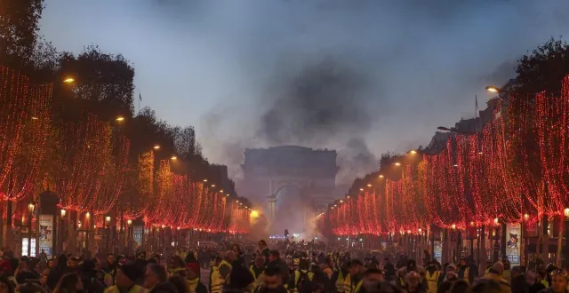photo  manifestation des gilets jaunes aux champs-elysées samedi 24 novembre à paris.  &copy;  hans lucas via afp 