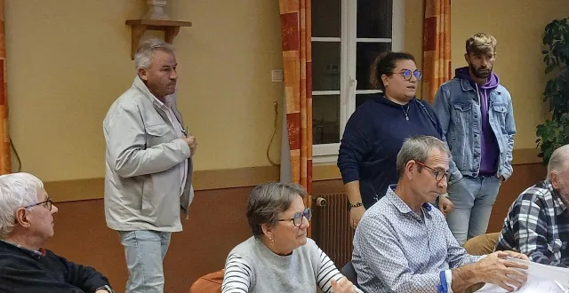 photo  debout de g. à dr : didier pichon, tatiana réali langevin et antoine jambille ont présenté le projet de fusion entre les clubs de football de luceau et vaas.  &copy;  le maine libre 
