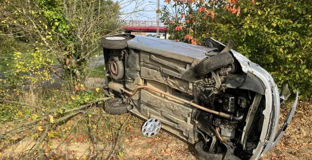 photo  la sortie de route a été spectaculaire au nord du mans, ce samedi 18 octobre 2025.  &copy;  ouest-france 