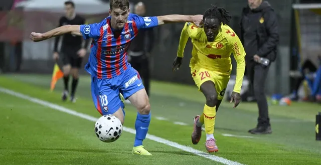 photo  valentin henry (à gauche) et le sm caen sont tombés à orléans (2-1), vendredi 17 octobre 2025.  &copy;  photopqr/republique du centre/maxppp 