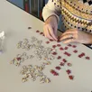 photo ces 18 et 19 octobre 2025, à aubigné-racan (sarthe), les visiteurs de l’open de france de puzzle peuvent récupérer un petit sachet de 100 pièces pour participer à la construction d’un puzzle géant de 13 500 pièces.