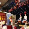 photo une version fruitée inédite du moulin rouge est présentée aux visiteurs de la foire de la pomme 2025, à vimoutiers (orne), pour ce motif en pommes.