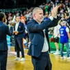 photo  le coach du msb, guillaume vizade, pouvait célébrer avec le public d’antarès, une victoire acquise de haute lutte contre bourg. 