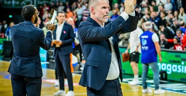photo  le coach du msb, guillaume vizade, pouvait célébrer avec le public d’antarès, une victoire acquise de haute lutte contre bourg.  &copy;  photo le maine libre - yvon loué 
