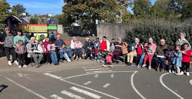 photo  mardi 14 octobre, dix résidents de la résidence autonomie soleil de loire ont répondu à l’invitation du service périscolaire de l’école petit prince à partager le repas du midi avec les enfants. ce projet était porté par deux animatrices du périscolaire : nathalie et laurence. les résidents y ont célébré le départ à la retraite de laurence, salariée du service périscolaire depuis 1996. autour d’un repas, les échanges ont été nombreux et souvent empreints d’humour. les enfants, interrogés sur l’âge des résidents, ont estimé celui-ci entre 5 et 8 ans — une logique implacable, puisque cela représente « le double de leur âge » ! l’après-midi s’est poursuivie dans la cour, où tous ont chanté sur l’air des « crocrodiles ». 