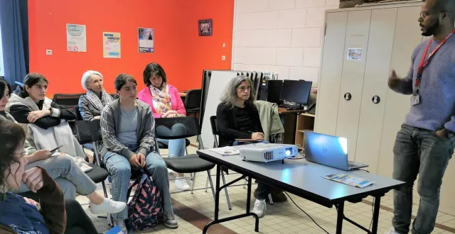 photo  wilson, conseiller numérique, a donné des pistes aux parents pour réduire le temps d’exposition aux écrans des enfants.  &copy;  le maine libre 