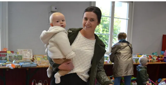 photo  venue avec son fils augustin, claire apprécie la qualité et les prix modiques des jouets mis en vente.  &copy;  le maine libre 