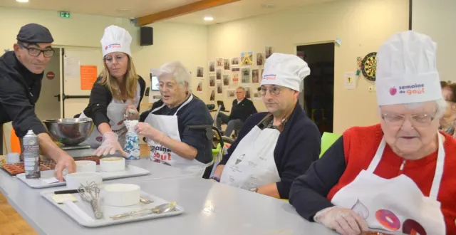 photo  les résidents ont fabriqué des financiers sous la houlette de david guinebert, cuisinier de la résidence seniors.  &copy;  le maine libre 