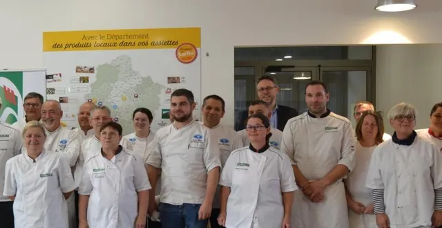 photo  chefs et employés habituels avec alexis (2e à gauche) le chef titulaire du collège.  &copy;  le maine libre 