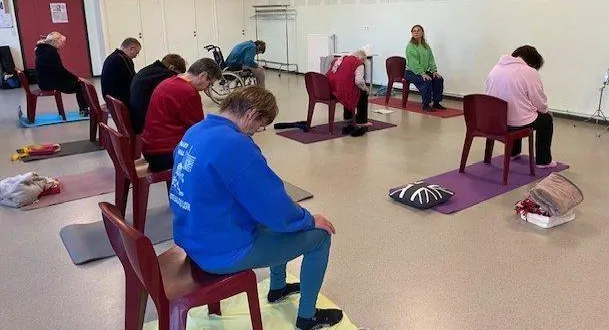 photo  camille langevin, professeure de yoga sur chaise enseigne cette discipline à un groupe pour l’instant constitué d’une douzaine de personnes.  &copy;  le maine libre 