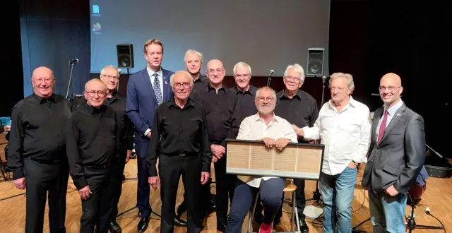 photo  aux côtés des compagnons de la tourlandry, michel mella et marc sabbat (au centre), yann semler-collery (à gauche) et franck pocquin, maire de saint-léger-de-linières (à droite).  &copy;  ouest-france 