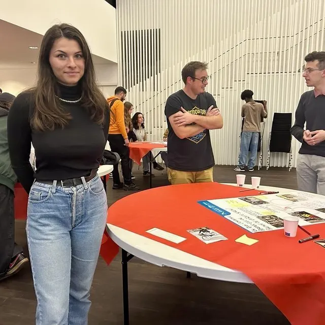photo coraline moitié a organisé l’atelier sur le partage de la route destiné aux lycéens.  ©  le maine libre