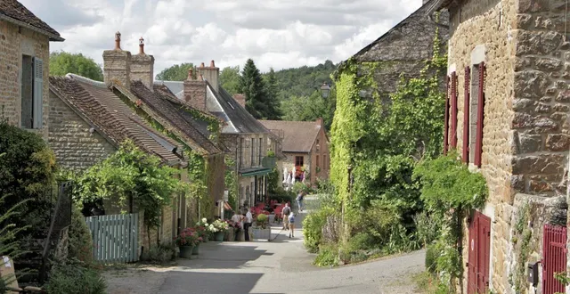 photo  hortensias et roses trémières agrémentent les murs du village de saint-céneri-le-gérei.  &copy;  laurie musset 