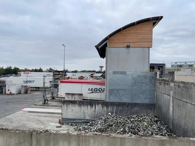 photo le quai de transfert permet de verser la collecte des déchets dans les semi-remorques, qui repartent vers les centres de traitement. il est couvert afin d’éviter les envols de papiers et plastiques, limiter la propagation des odeurs et ne pas exposer les déchets aux eaux de pluie.  ©  ouest-france
