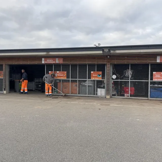 photo la signalétique a été renouvelée « pour qu’elle soit compréhensible par tout le monde », selon anthony vardon, responsable de la déchèterie d’argentan.  ©  ouest-france