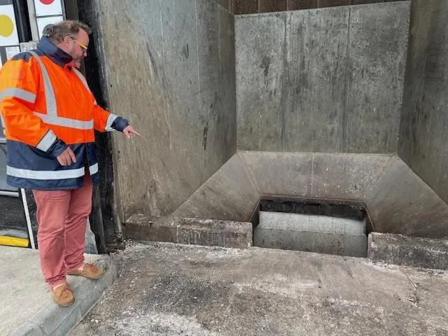 photo jérôme noël, responsable d’exploitation de la déchèterie d’argentan, devant les silos de déchargement des déchets.  ©  ouest-france