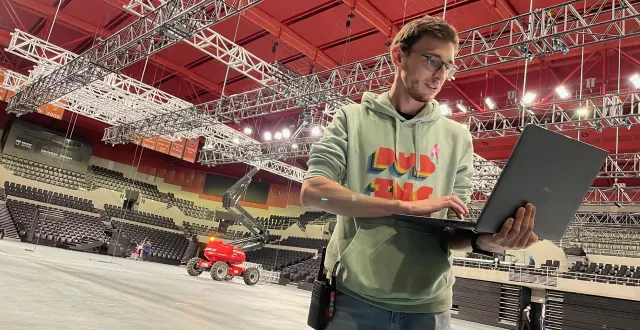 photo  fabien boisseau travaille sur la « mother grill », structure métallique suspendue qui s’adapte aux besoins des différentes productions programmées à antarès, au mans (sarthe).  &copy;  ouest-france 