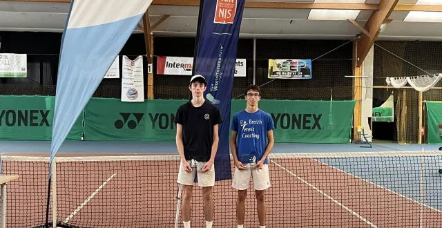 photo  le sourire du vainqueur timéo coudray à droite accompagné du finaliste martin riu.  &copy;  co 