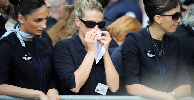photo  des hôtesses de l’air lors de la cérémonie religieuse en hommage aux victimes du crash du rio-paris à la cathédrale notre-dame, le 3 juin 2009 à paris.  &copy;  archives afp - martin bureau 