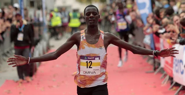photo  vainqueur de la coulée verte 2025, dimanche 19 octobre, brian kipchumba n’a coupé la ligne d’arrivée que quatre secondes devant alex ngouari-mouissi (en arrière-plan.)  &copy;  co - benoit felace 