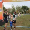 photo  damien guillemet, vainqueur du trail de 39 km, salue maxime renault, le deuxième, à la roche d’oëtre, ce dimanche 19 octobre 2025 