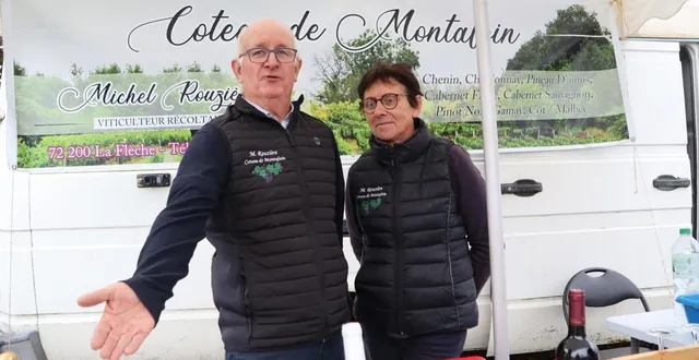 photo  michel et michèle rouzière, viticulteurs à la flèche, participaient pour la première fois à la fête du cidre de solesmes, dimanche 19 octobre 2025.  &copy;  ouest-france 