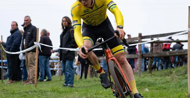 photo  yvonnick lauger s’est imposé de peu devant quentin du mouza au terme d’une course très disputée.  &copy;  le maine libre 