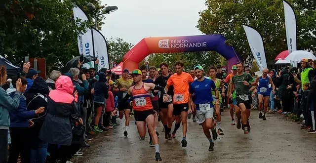 photo  le départ de la dernière course du programme du trail de la roche d’oëtre : les 13 km.  &copy;  ouest-france 