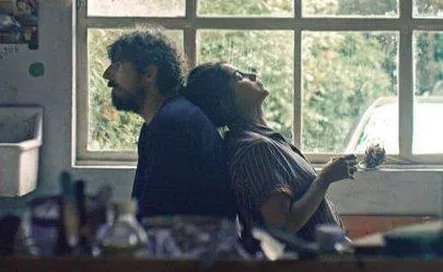 photo  leila et damien s’aiment profondément. malgré sa fragilité, il tente de poursuivre sa vie avec elle sachant qu’il ne pourra peut-être jamais lui offrirce qu’elle désire.  &copy;  les intranquilles 