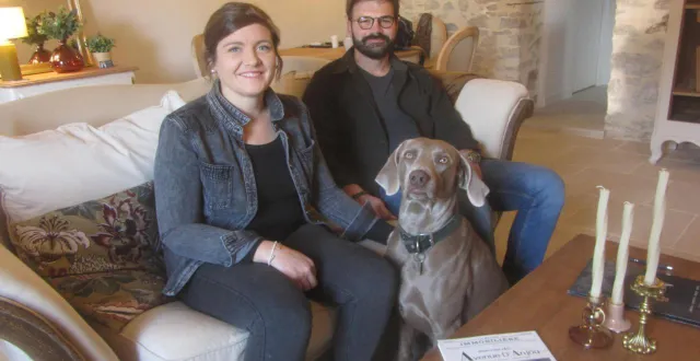 photo  sarah blin et son mari, accompagnés de sawyer, mascotte de l’agence avenue d’anjou.  &copy;  ouest-france 