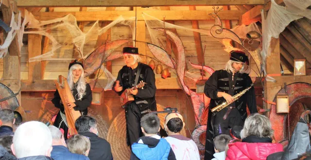 photo  du 21 au 31 octobre, le château à motte rouvre ses portes pour le plaisir de toute la famille.  &copy;  archives ouest-france 