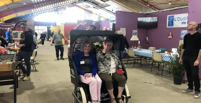 photo  au forum des associations, du lien social et intergénérationnel à triporteur. au guidon, hugo dupont, directeur.  &copy;  ouest-france 