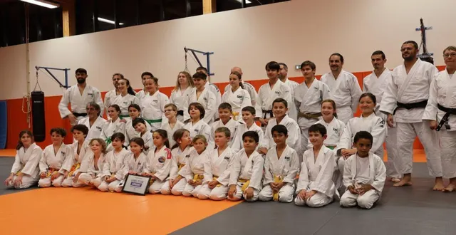 photo  une quarantaine de judokas du club étaient présents avec leurs encadrants, pour recevoir une distinction.  &copy;  ouest-france 
