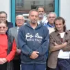 photo saisonniers, membres du ccas et la viticultrice laure-anne nicolas lors d’une réunion de restitution.