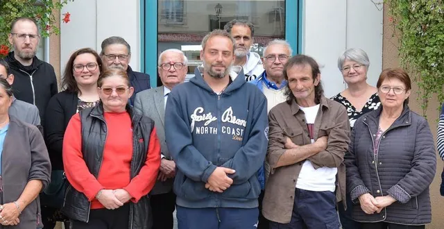 photo  saisonniers, membres du ccas et la viticultrice laure-anne nicolas lors d’une réunion de restitution.  &copy;  ouest-france 