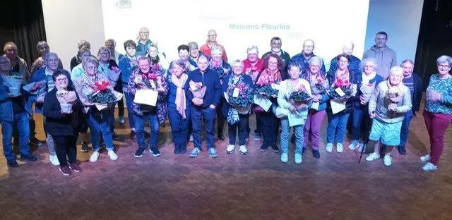 photo  cette année, chaque participant au concours des maisons fleuries de bécon-les-granits a reçu un cyclamen.  &copy;  co 