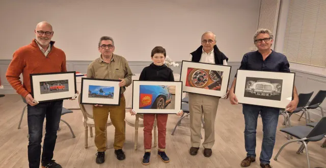 photo  le 21 juin, le comité des fêtes organisait son premier concours photo lors de l’exposition de voiture. vendredi, les meilleures photos ont été récompensées. c’est julien, 12 ans, sargéen chez les enfants, qui remporte la première place. chez les adultes, christophe landier, manceau, remporte le premier prix de la vue générale, et loïc rousseau sargéen, la première place pour la photo de détail.  &copy;  ouest-france 