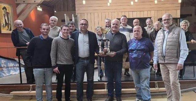 photo  le 2e challenge du jeu en terre organisé par boule d’anjou, présidé par serge cureau, a regroupé 25 équipes des sociétés de longué-jumelles et de la mairie de longué. après avoir éliminé le maire de longué frédéric mortier et gilles labussière 10 à 9, le président serge cureau et sébastien legagneux (boule d’anjou) se sont imposés 12 à 1 face antoine thomas et corentin levoyer (paul biet). ces derniers avaient battu dominique sourdeau et joris dupuis 10 à 9 dans l’autre demi-finale. « même s’il pourrait y avoir plus d’équipes, nous sommes satisfaits du bon déroulement du challenge » a précisé le président. le prochain challenge sera en mai avec des équipes des sociétés et des mairie de l’ancienne communauté de communes loire-longué.  &copy;  co 