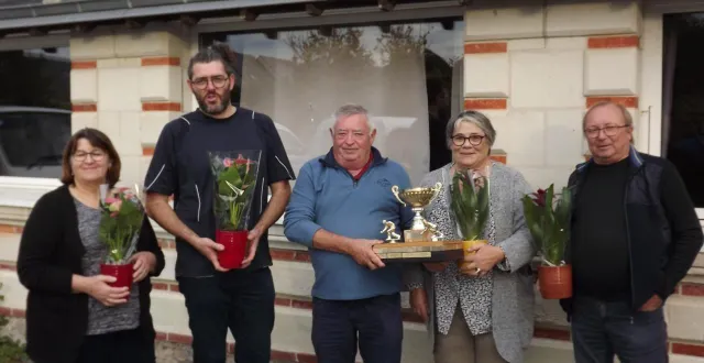 photo  samedi 18 octobre, la société la gaieté de bauné a vibré au rythme de la finale de son tournoi mixte annuel une femme, un homme. commencé le 9 septembre, ce tournoi a réuni pas moins de vingt-sept équipes. la finale a opposé le binôme sylvie bruère – guillaume glacial à l’équipe d’andrée goubard et joël charoze. au terme d’une partie maîtrisée, c’est finalement le duo goubard – charoze qui s’est imposé sur le score de 12 à 6. président de la société, didier jousset a profité de l’occasion pour annoncer l’organisation du prochain challenge un sociétaire, un invité. ce nouveau tournoi débuterale 4 novembre pour s’achever par une finale prévue le 13 décembre. les inscriptions sont d’ores et déjà ouvertes.  &copy;  co 